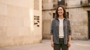 Portrait éditorial d'une personne rayonnant naturellement de confiance et de sérénité, sans artifice ni pose forcée