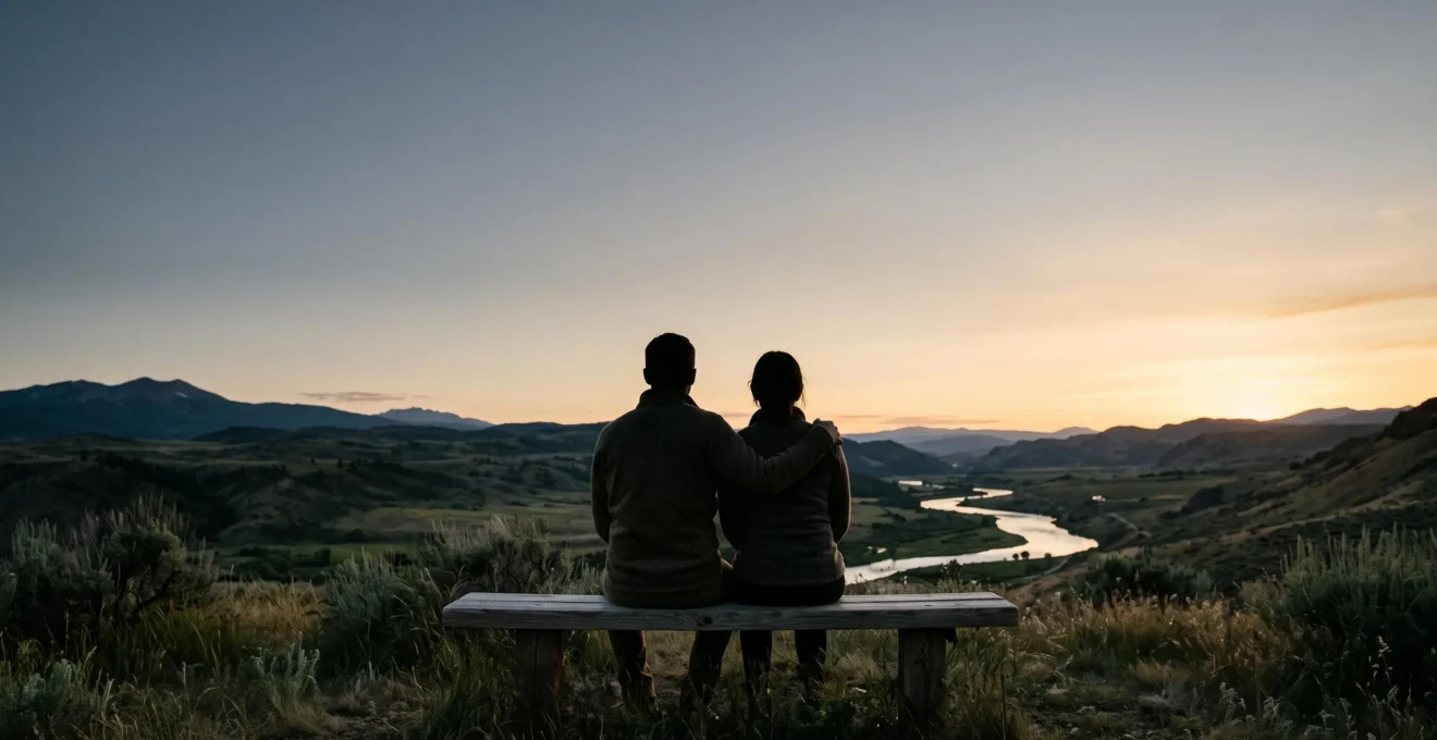Deux silhouettes assises côte à côte face à un paysage au crépuscule, symbolisant la différence entre le bonheur affiché et le bonheur réel dans un couple