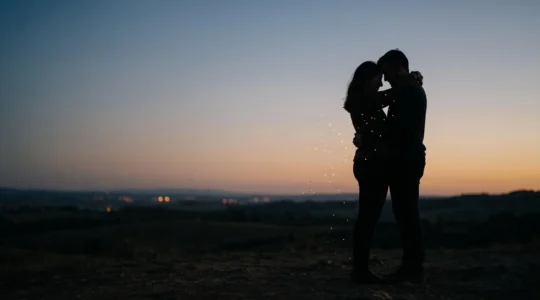 Silhouette d'un couple enlacé dans la pénombre, symbolisant les connexions neuronales de l'amour naissant