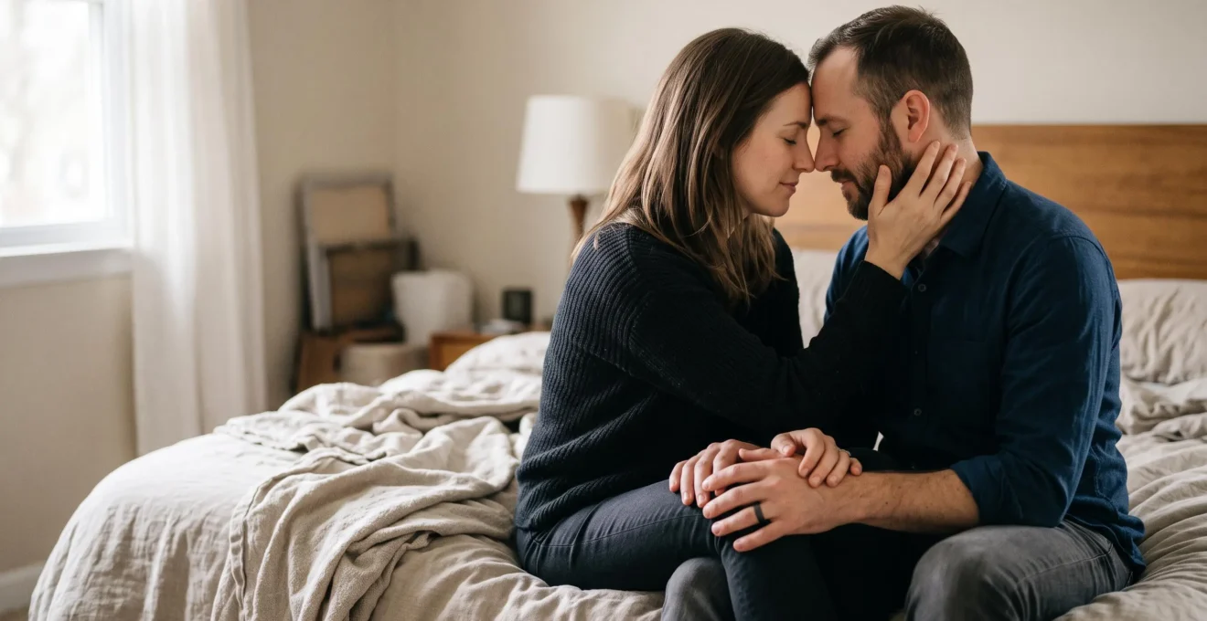 Couple assis proche l'un de l'autre dans une lumière douce du matin, partageant un moment de dialogue intime et bienveillant sur leur vie de couple.