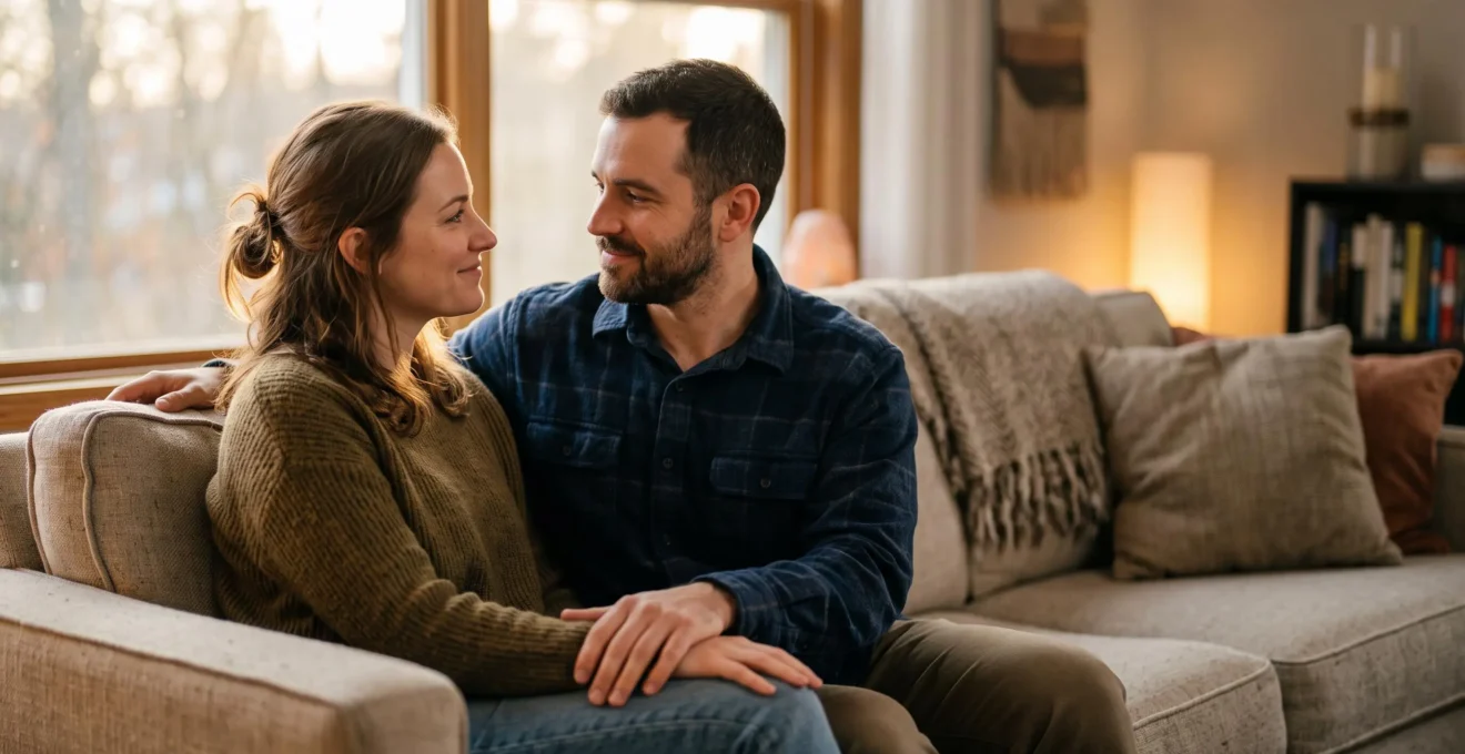 Un couple assis face à face dans une lumière douce, engagé dans une conversation sincère et calme, symbole d'une communication apaisée