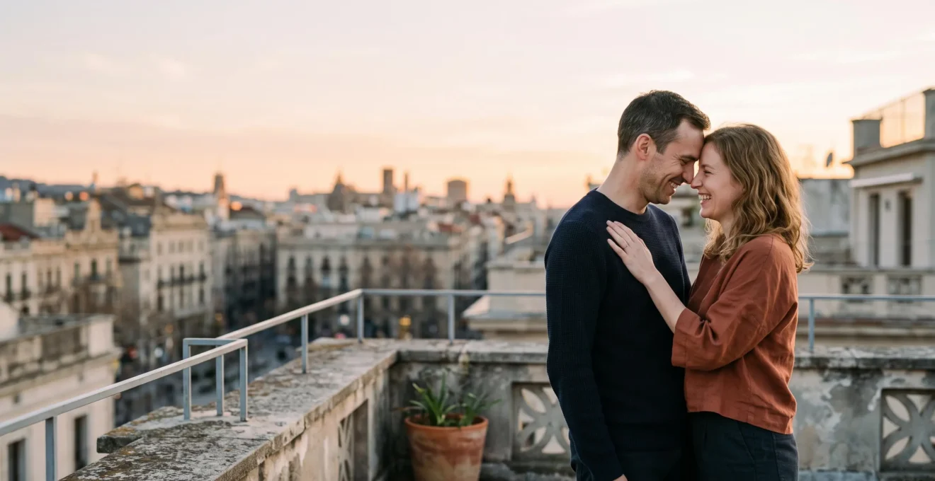 Couple souriant partageant un moment complice et lumineux, symbole d'un amour qui continue de grandir