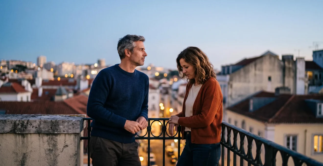 Couple partageant un moment de complicité tranquille sur un balcon au crépuscule, illustrant l'évolution du désir après plusieurs années de relation