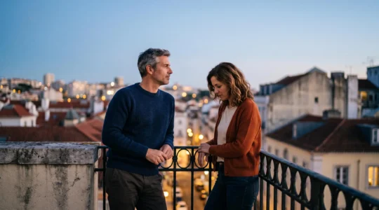 Couple partageant un moment de complicité tranquille sur un balcon au crépuscule, illustrant l'évolution du désir après plusieurs années de relation