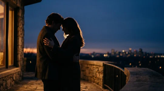 Couple enlacé au coucher du soleil illustrant le lien émotionnel et hormonal entre deux partenaires