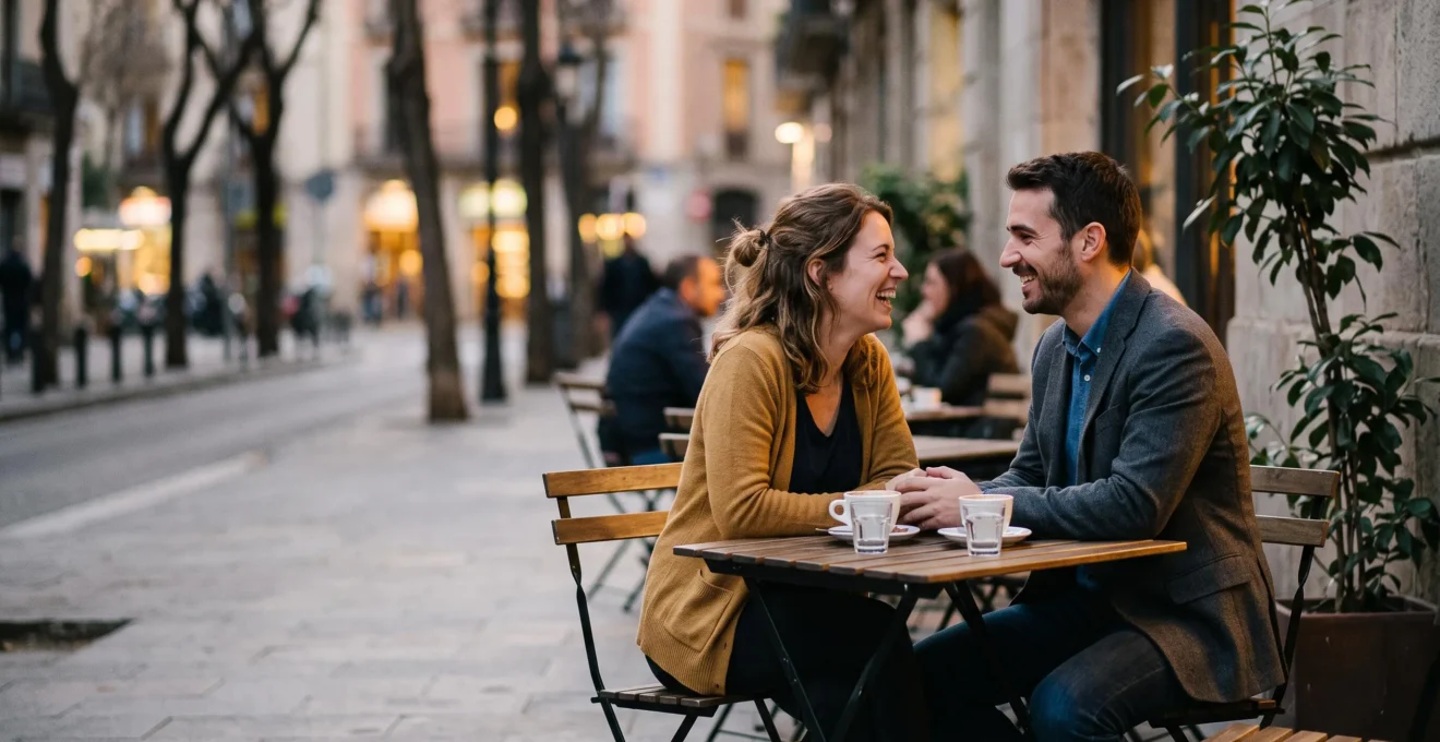 Couple souriant partageant un moment complice en terrasse au crépuscule, symbole d'une rencontre prometteuse évoluant vers une relation stable