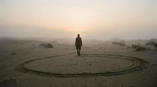 Silhouette d'une personne marchant sur un chemin circulaire qui se referme sur lui-meme, symbolisant la repetition d'un schema relationnel toxique