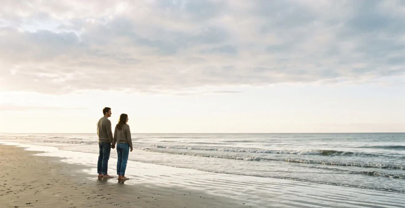 Silhouette d'un couple sur une plage au crépuscule, illustrant les marées comme métaphore des fluctuations naturelles du désir