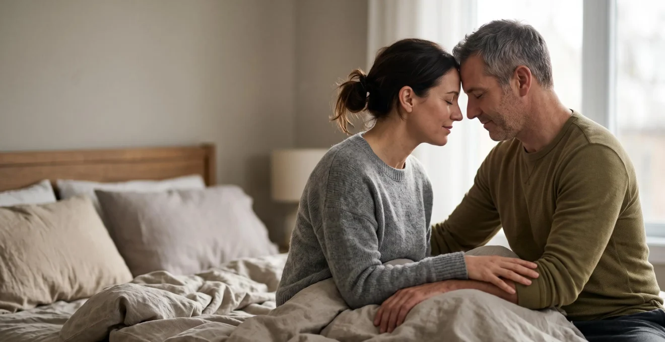 Couple mature partageant un moment de tendresse silencieuse, symbole de la redécouverte du désir après plusieurs années de vie commune