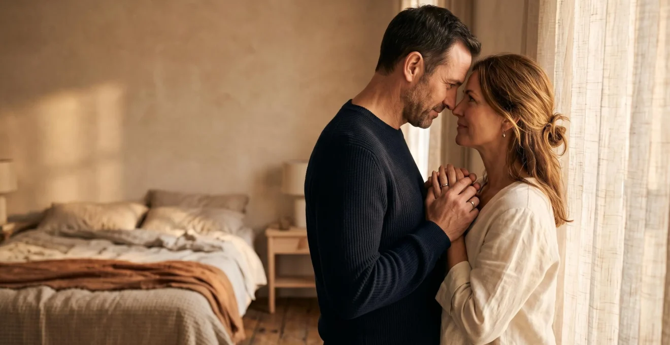 Un couple enlacé dans une lumière chaude et intime, symbolisant le renouveau du désir après des années de routine